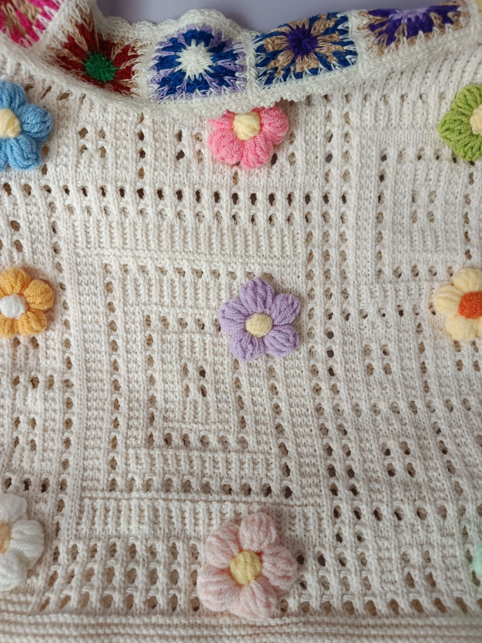 Ecru tas met open werk en gekleurde bloemen – photo 4